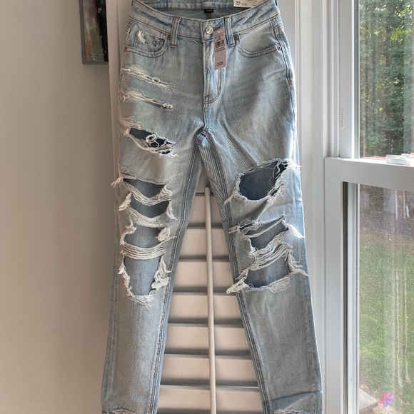 NEW WITH TAGS American Eagle Mom Jean (New with tags) - Picture 1 of 4